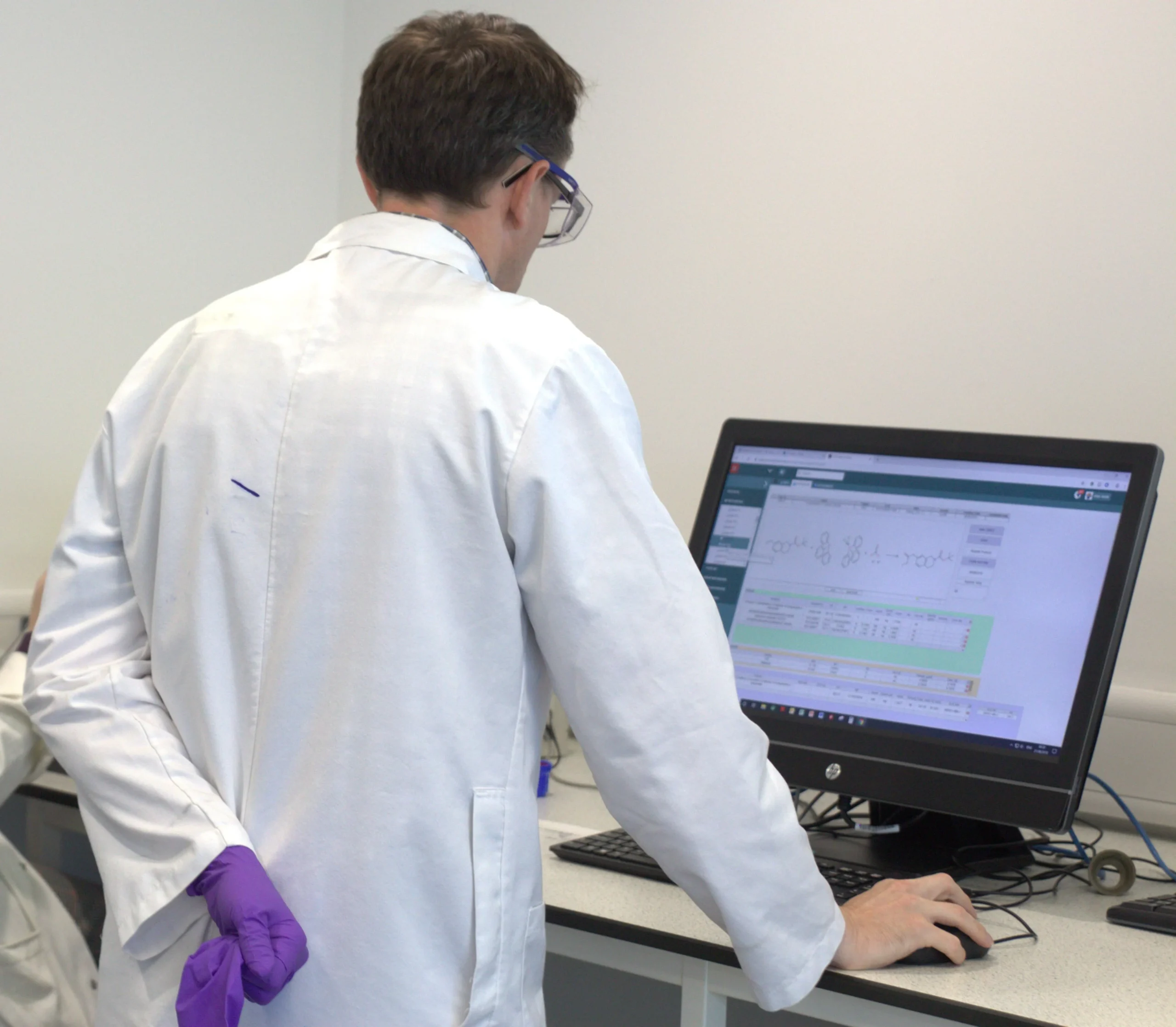 Un scientifique travaillant dans un laboratoire utilise ChemELN pour maintenir des enregistrements numériques de chimie sécurisés et centralisés à des fins de traçabilité des données et de recherche collaborative.