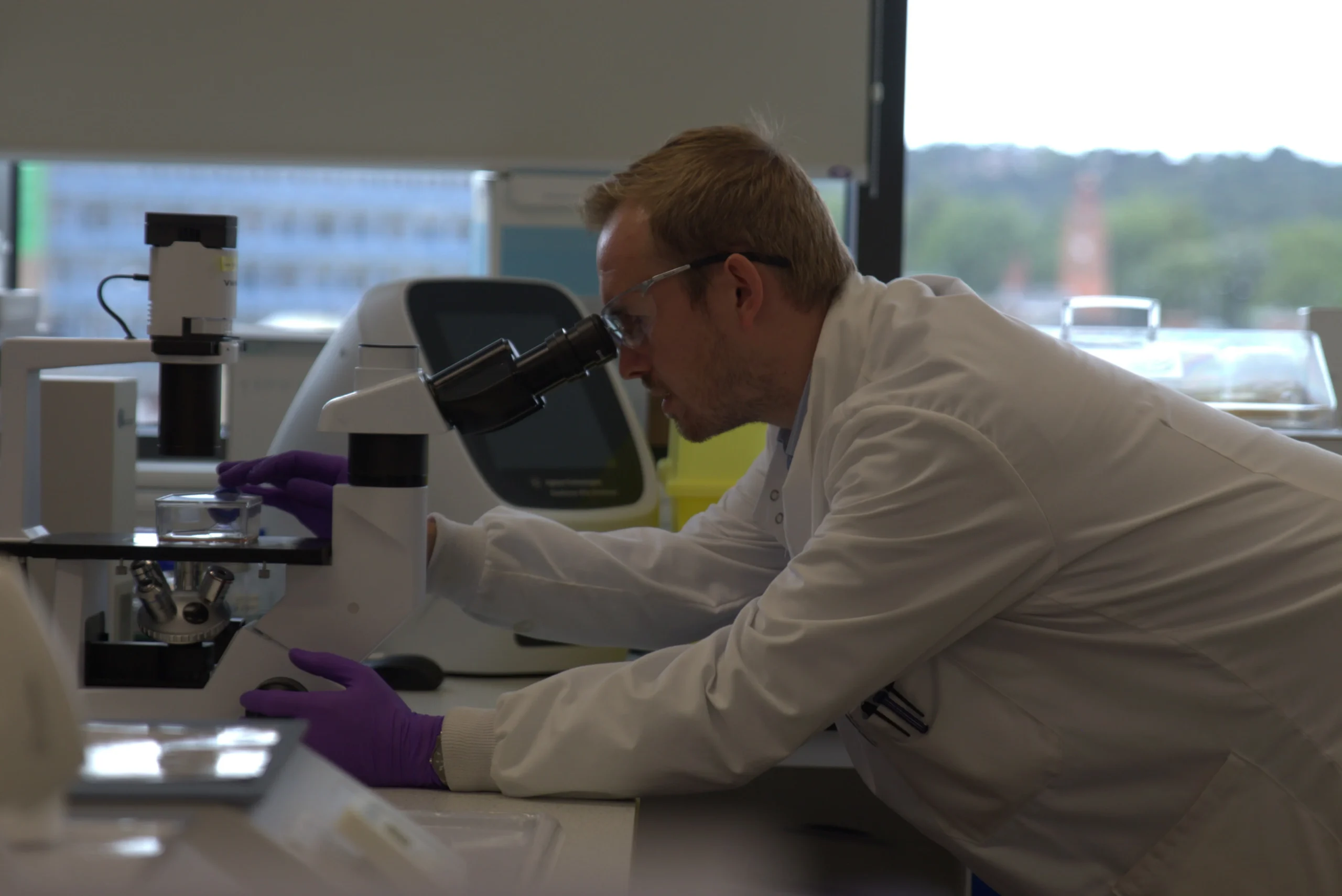 Expérience de laboratoire utilisant un équipement analytique pour étudier la liaison tissulaire et les interactions des protéines plasmatiques, garantissant une distribution et un profilage d'activité précis.